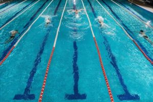 cinco-nadadores-corriendo-contra-otro-piscina (1)
